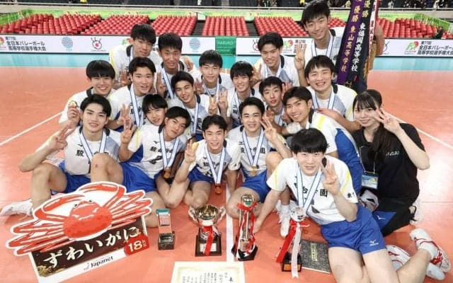 春高バレー　駿台学園メンバー18人の歓喜の声　大会3連覇と〝高校三冠〟を達成
