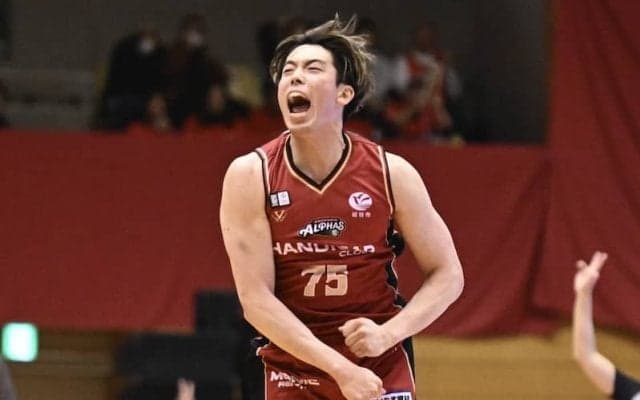 越谷アルファーズが千葉ジェッツに劇的な初勝利を飾る…井上宗一郎の逆転3Pで延長戦制す