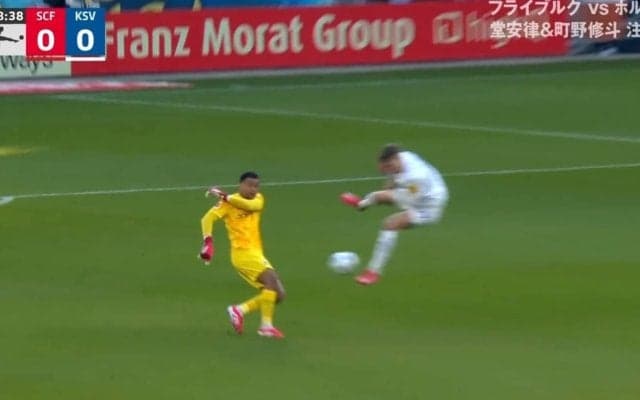 何してんだよ！ スタジアム“ドン引き”… 堂安律先発のフライブルクに“想定外のハプニング”「当てやがった」 守護神が開始5秒に“まさかの珍プレー”