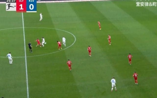 バチバチの“日本人対決”！ 堂安律、“爆速プレスバック”→カウンター阻止「激しいな」 町野修斗の前でインターセプト炸裂の瞬間