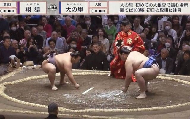 「気になって集中できない」大相撲初日中継に“存在感たっぷり大物タレント”降臨 鮮烈真っ赤な衣装姿で豪快リアクション「めっちゃ興奮してるw」