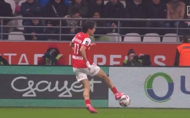 なんだこの凄技は…！中村敬斗のとんでもない“ビタ止め”トラップが話題「走りながらできるんかい」超ロングボールを駆け足でピタリ「うますぎだろ」