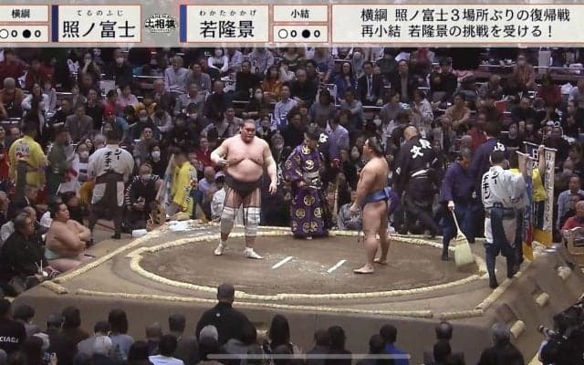 大相撲中継に映り込んだ白タートルニットの大御所芸人　“うれしそうに横綱見上げてる”姿にファンが注目「特等席やな」