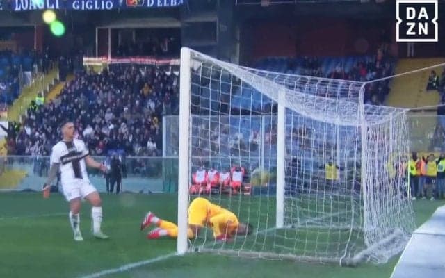 「止めろって正気か？」鈴木彩艶が“悪魔のループ”で被弾…「ノーチャンだわ」「守備が酷い」ファンと現地メディアが同情