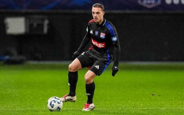 セスク監督率いるコモ、財政難のリヨンから生え抜きMFカクレを完全移籍で獲得