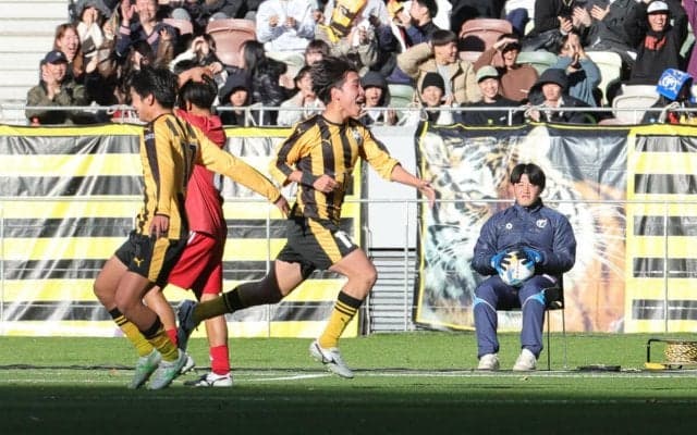 前橋育英が死闘制し7大会ぶり2度目の頂点！　計20人のPK戦の末、決勝再戦で流通経済大柏に勝利【全国高校サッカー選手権大会】