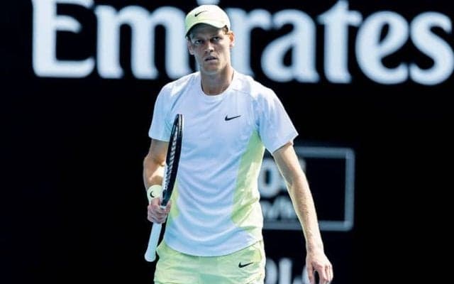 シナー、大会連覇へ好スタート。世界36位ジャリーをストレートで下す[全豪オープン]