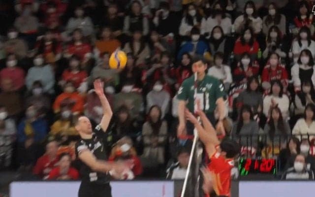 全員がダマされた？ 男子バレー、\"衝撃“フェイントからのスパイクにアリーナ騒然「素晴らしい咄嗟の判断」