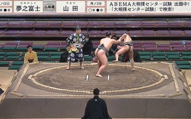 力士が“たった2発”で… 16歳力士、衝撃パワーで相手を土俵下に 館内どよめき