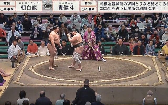 行司がついに“激おこ” 三度の立ち合い不成立に館内も騒然 「これは怒られる」「すれ違う2人…」ファンも困惑
