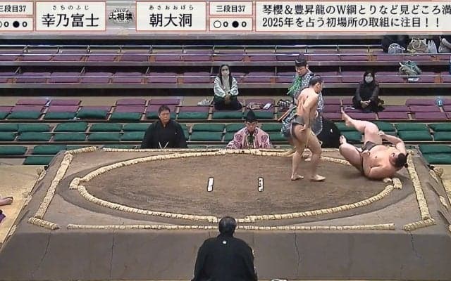 イケメン小兵力士、体重“2倍超”の超巨漢を豪快に撃破！ 館内騒然の劇的決着