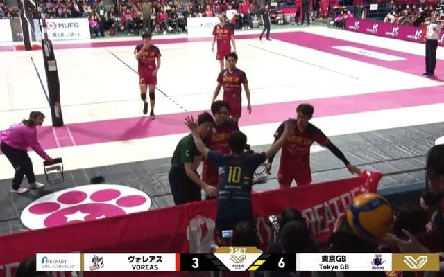 男子バレー、客席へ“一直線”の衝撃レシーブ！ 危険を顧みないド迫力に「マジで心臓に悪い」ファン騒然