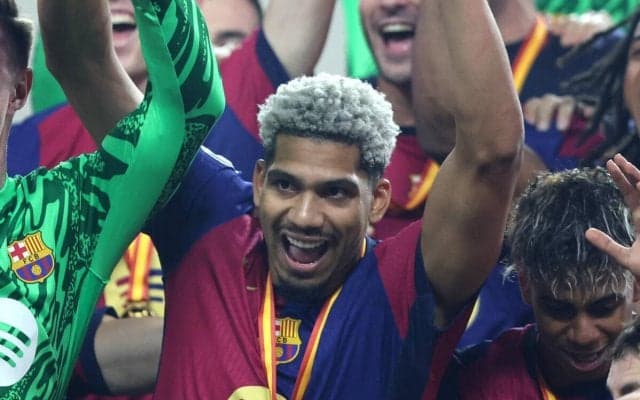 「今はプレーするんだ」去就揺れるアラウホをレヴァンドフスキが説得、今季残留を要請「夏に望むなら出て行けば良い」