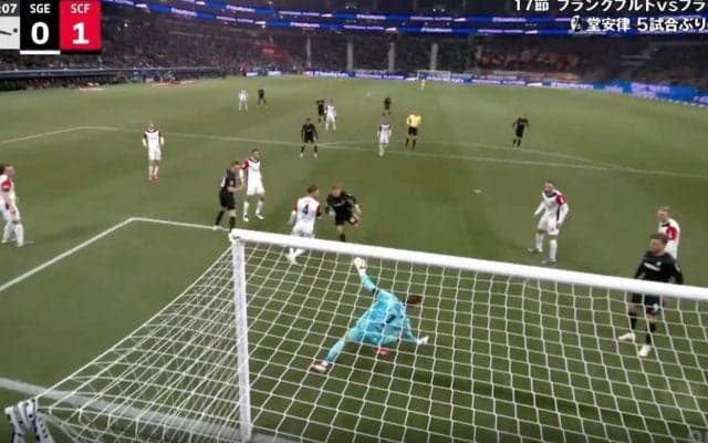 衝撃！ 堂安律、\"超弾丸\"スーパーゴール炸裂の瞬間「すげえええ」「完璧な崩し」 1人で相手DF陣を翻弄→高難度“ワンタッチボレー”にスタジアム騒然