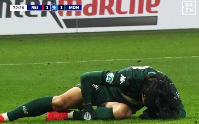 「PKだろ！」南野拓実が“誤審”被害…危険な足首刈りで悶絶→ノーファウルでファン激怒「VARないの？」「なぜだ…」