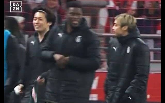 中村敬斗＆伊東純也の“衝撃的対比”が話題！ 陽キャのノリノリvs陰キャのモグモグが「六本木のクラブ感」「面白すぎるw」