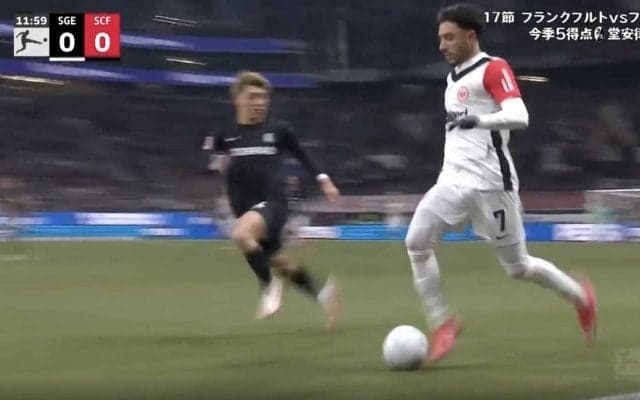 ウソだろ…！？ 堂安律、超加速スピード→驚異の“粘着ディフェンス”を仕掛けた瞬間「よく止めた！」 解説者が大絶賛… チームを助ける献身的プレー