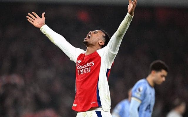 アーセナルが会心の逆転勝利でNLダービーでダブル達成！　スパーズは不運な同点弾響くも力負け【プレミアリーグ】