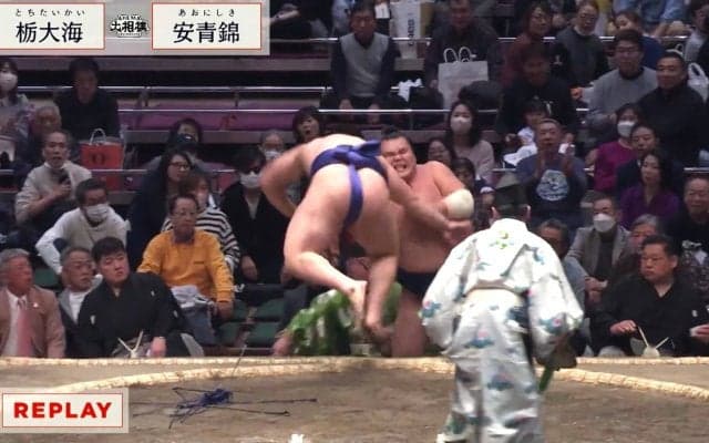 「あら大変」行司と親方に同時ハプニング… 力士が土俵下に転落で館内騒然 行司を襲った不運に「行司さんも命がけ」ファン注目