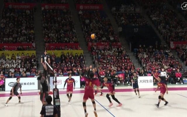「漫画かと思った」男子バレー、“コート横断”の衝撃トリック！ 大胆プレーに会場騒然