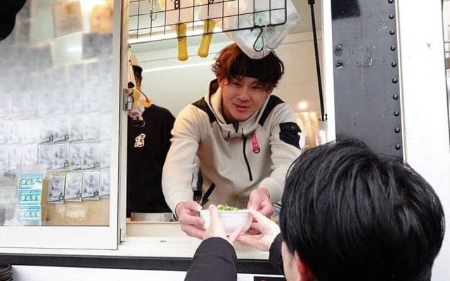 鷹・牧原大成、報道陣へうどんを提供　自ら湯切り…寒空の下で粋な“おもてなし”