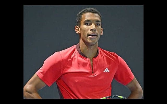  観客がうるさ過ぎてコート移動 