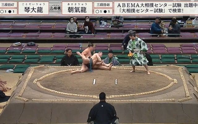 「やられた」力士が衝撃の高速タックル、相手を一瞬で土俵の外へ 驚異の身体能力に館内驚き