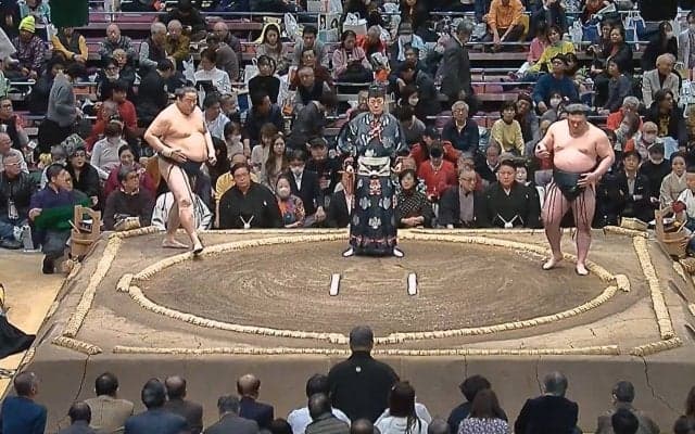 「なんかスゴイ人がいる」大相撲中継、“ただならぬ”存在感のドラァグクイーンに騒然 「目に入らないわけが…」実況困惑 親方「ビックリしました」