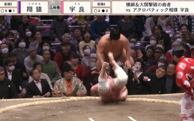 人気力士が芸妓さんに“ドスン” 館内騒然も「めっちゃ笑顔」「嬉しそう」「さすがの落ち着き」直後の振る舞いに安堵と称賛の声