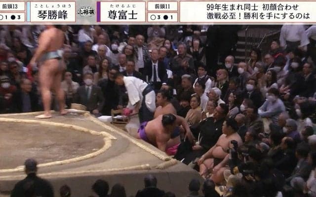 尊富士、土俵下に転落で“新旧”人気力士がほっこり 元横綱・稀勢の里との“心和む”光景に「わろてはる」「ニッコニコ」