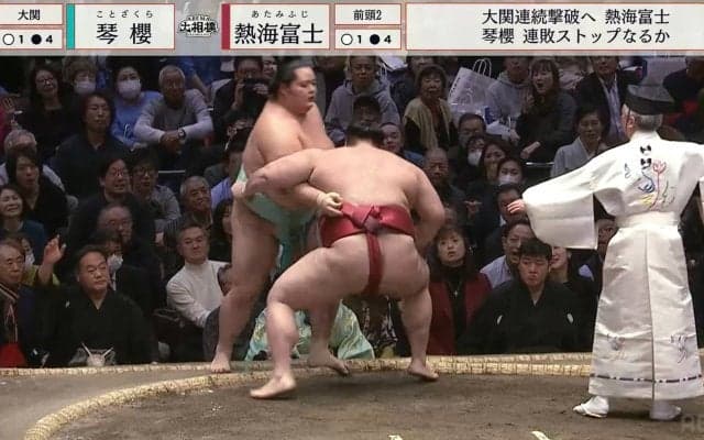 「非常に珍しい」大相撲で決着前に審判が手を挙げて“取り直し”の珍事 実況の藤井康生アナも驚き 館内騒然後の“異例の”一番では熱海富士が琴櫻を下し2勝目