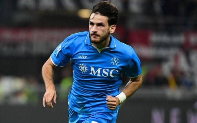 PSGがナポリからクワラツヘリアを完全移籍で獲得！4年半契約を締結