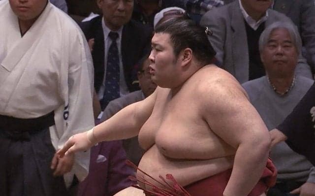 「取り直しと聞いて表情が小動物にw」“熱海富士劇場”にファン虜 勝ち名乗りが一転、物言いで「エッ！」 2日連続の分厚い懸賞に“ニンマリ”も