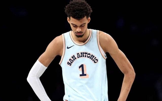 子どもに贈ったユニフォームが即オークションに…選手は“泣き顔”の絵文字で反応