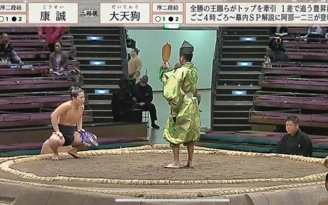 「決まり手はイナバウワー」16歳の“天才”力士、土俵際の絶体絶命から驚異的な“のけ反り”で大逆転「マトリックスやん」「身体能力激ヤバ」