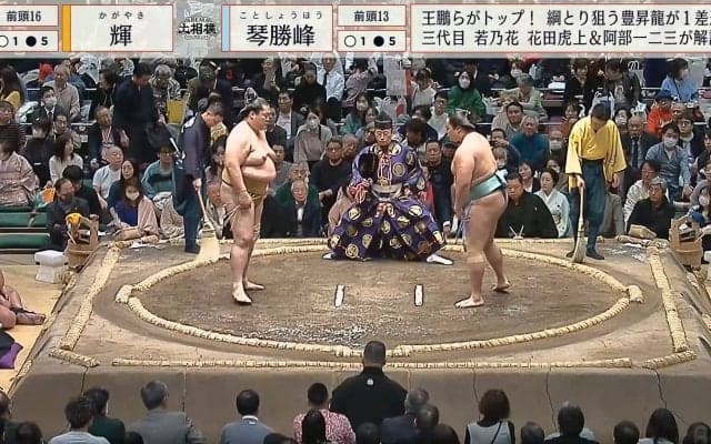 えぇ！ 行司の肩越しに“超大物”音楽プロデューサー「そんな奇跡が」「凄く目立ってる」大相撲中継でネット騒然の異常事態