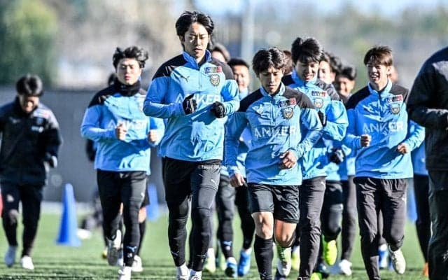 「寒そうだけど、楽しそう」J1川崎・沖縄キャンプでの“海中ガチンコ相撲”に大盛り上がり！「若いって良いね(笑)」「新やっぱ強い」「風邪引かないように」などの声