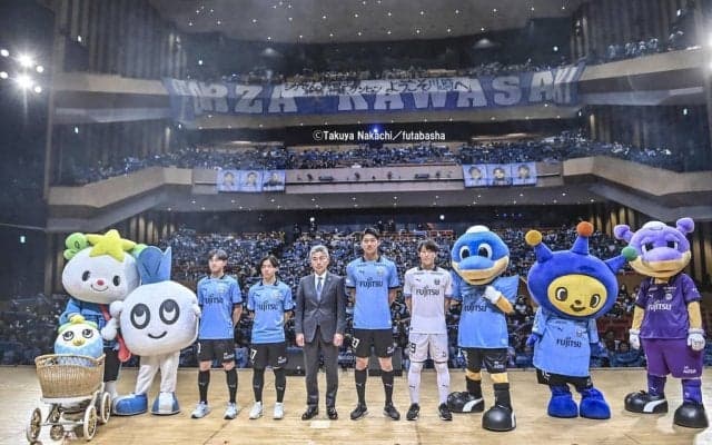 「急にあんな格好になったのでビックリしました」J1川崎の新体制発表会で長谷部監督の「まさかのドラクエ衣装姿」に新戦力選手も驚き隠せず！「監督でも関係ないんだ（笑）」と“川崎の洗礼”