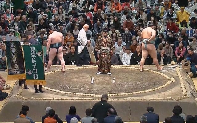 ものスゴい存在感…！ 水色ニット姿のベテラン人気タレントが大相撲観戦 元気にリアクションする様子に「目がいっちゃう」「テレビと一緒w」