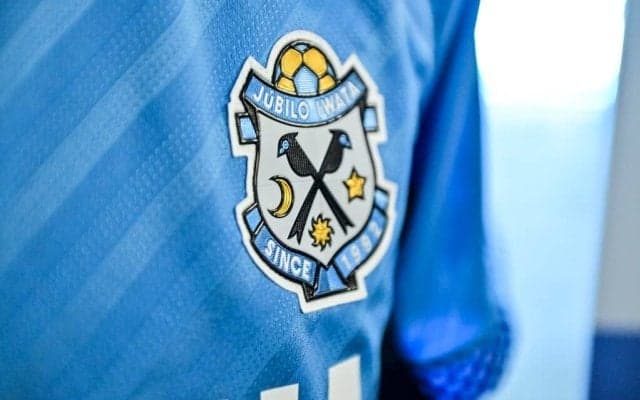 「これ流行りそう!!」「全クラブ導入すべき」J2磐田の“ユニと重ね着”仕様のロングTシャツが大評判！「このロンT考えた人天才」「ユニと合わせるの可愛いな〜！」の声