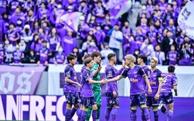 「思った以上に謎の練習生」J1広島のトルコキャンプ乱入“かわいい新加入メンバー”の姿が話題！「すでにチームに馴染んでるな」「これが噂の猫ちゃんですかw」の声