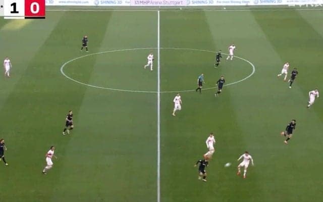 ヤバすぎる… 堂安律、謎ステップ→予測不能な“変態パス”「今の見た？」 一瞬で相手選手が混乱… 意味不明すぎる超絶プレー