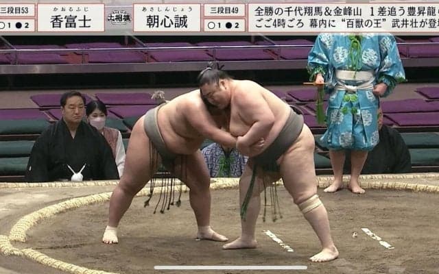 髷の乱れ方が半端ない…熱戦を終えた力士の姿に騒然「横にズレてる」「すごいマゲだw」