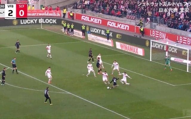 「鬼メンタル」堂安律、高速カットイン→3人相手に“怒りの弾丸シュート”炸裂「エゴい」 “驚速”で強引に振り抜く一撃