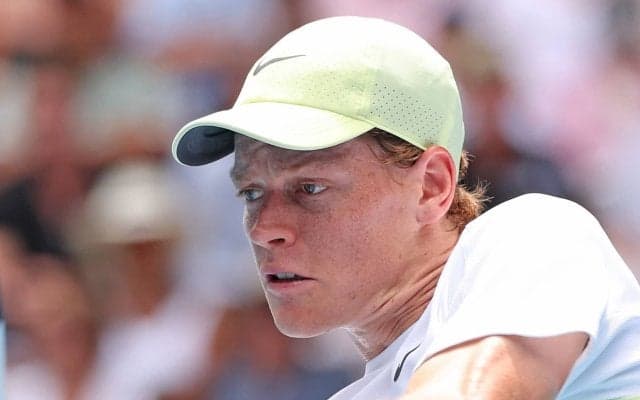 シナー ハプニング続出も8強