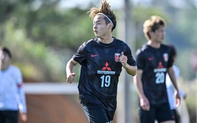 【沖縄発】浦和レッズが東京Vに3-2で勝利！ 本間至恩が価値ある先制弾を、二田理央が豪快ゴール決めた……サヴィオの献身プレーに観客席から驚きの声も