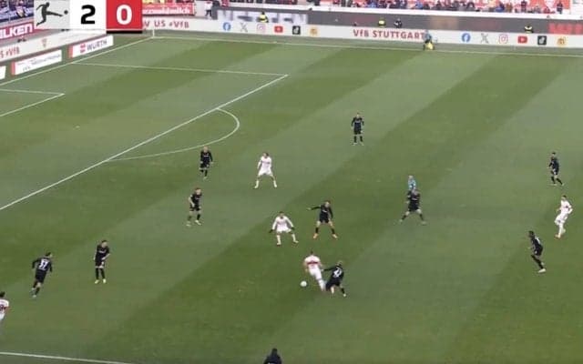 「そこから来る！？」潰し屋・堂安律、怒りの“爆速タックル”炸裂！「アツすぎるな」 背後からプレスバック→ボール奪取の“鬼ディフェンス”