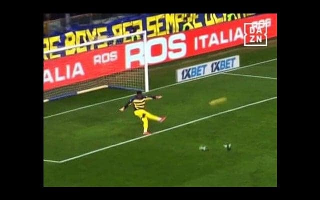 ドカン！ 鈴木彩艶、“70m級ロングキック”が「異次元すぎる」「やばいな」超滞空＆長距離フィードで攻撃の起点になった瞬間