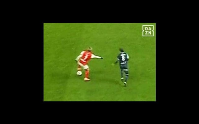 うっま！ 伊東純也が“超絶ダブルタッチ”で敵を完全翻弄！ 技巧ドリブルから中村敬斗のフィニッシュを引き出した瞬間