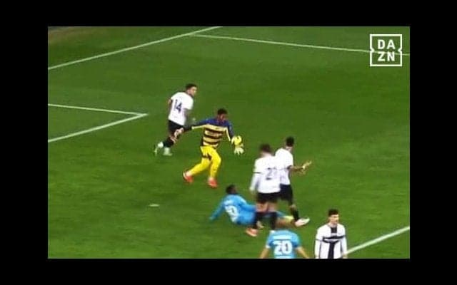 まるで砲撃！ 鈴木彩艶の“弾丸爆速パントキック”にファン騒然！ 60m超の脅威的フィードに「エグい」「やばすぎ」